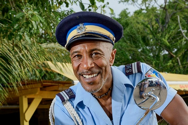 Officer Dwayne Myers (Danny John-Jules) kehrt zurück – Bild: BBC /​ Red Planet /​ Denis Guyeon
