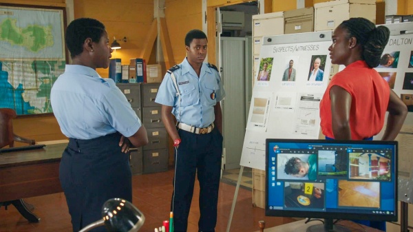 Darlene (l.), Marlon und Naomi ermitteln auf eigene Faust – Bild: BBC /​ Red Planet Pictures /​ Denis Guyenon
