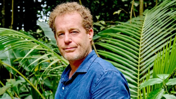 Produzent Rick Mayhew (Adam James) hat fies getrickst – Bild: BBC /​ Red Planet Pictures