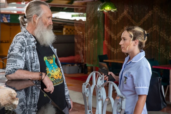 Ivan (Pearce Quigley) spricht mit Petra (Leah Brotherhead) – Bild: BBC /​ Red Planet /​ Denis Guyeon