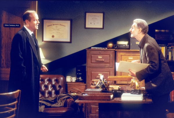 Frasier stellt Dr. Tewksbury (René Auberjonois) zur Rede – Bild: Paramount+