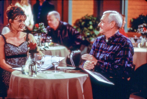 Der Valentinstag nervt Daphne (Janes Leeves) und Martin – Bild: Paramount+