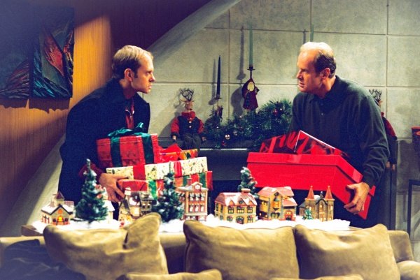Niles (l.) und Frasier streiten über Weihnachten – Bild: Paramount+