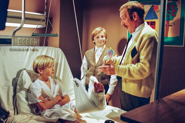 Frasier (Kendall Schmidt, M.) bestach seinen Bruder als Kind – Bild: Paramount+