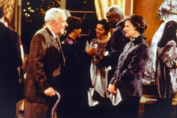 Martin (John Mahoney) belügt Helen (Mary Louise Wilson) – Bild: Paramount+