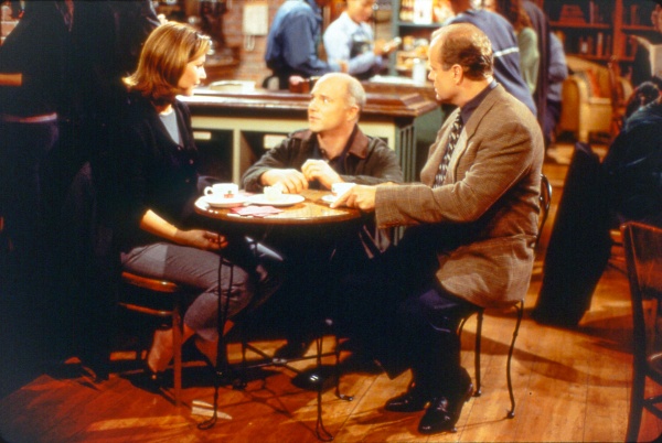 Bulldog Briscoe (Dan Butler, M.) versteht Roz und Frasier – Bild: Paramount+