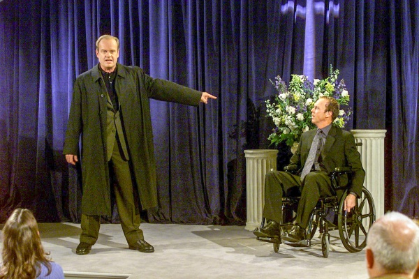 Frasier Crane misstraut Blaine Sternin (Michael Keaton) – Bild: Paramount+