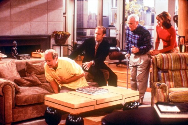 Niles (2.v.l.), Martin, und Daphne helfen bei Frasiers Trauer – Bild: Paramount+