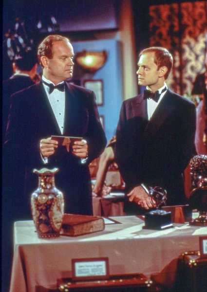 Frasier (Kelsey Grammer) und Niles besuchen eine Auktion – Bild: Paramount+