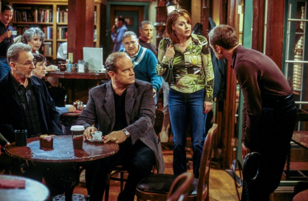 Dr. Tewksbury (René Auberjonois) analysiert Daphne und Niles – Bild: Paramount+