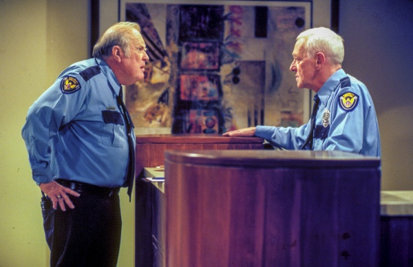 Rich (M. Emmet Walsh) maßregelt Martin (John Mahoney) – Bild: Paramount+