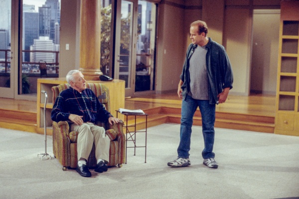 Martin (John Mahoney) staunt, wie Frasier sich gehen lässt – Bild: Paramount+