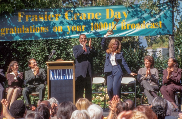 Der „Frasier-Crane-Tag“ entzückt Roz (Peri Gilpin) – Bild: Paramount+