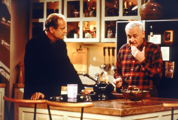 Frasier und Martin sprechen über die heiße Nachbarin – Bild: Paramount+