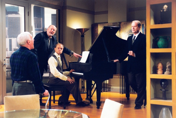 Dr. Leland Borton (David Ogden Stiers) verunsichert die Cranes – Bild: Paramount+