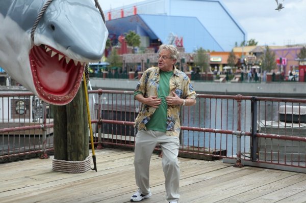Jerry Springer als Tourist Mr. White. – Bild: © RRS