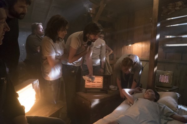 Ross Duffer, Winona Ryder, Matt Duffer, Natalia Dyer, Noah Schnapp – Bild: Tina Rowden /​ Netflix
