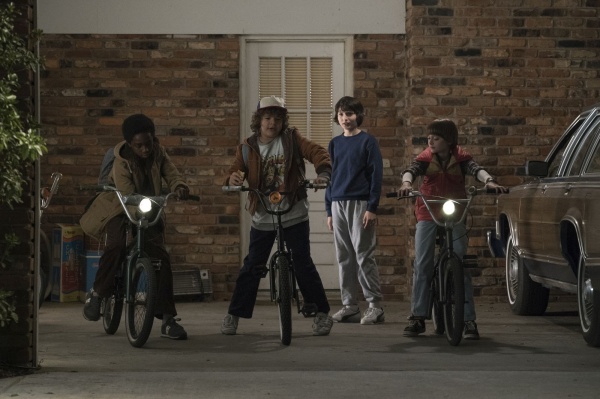 Noah Schnapp, Finn Wolfhard, Gaten Matarazzo, Caleb McLaughlin – Bild: Curtis Baker/​Netflix