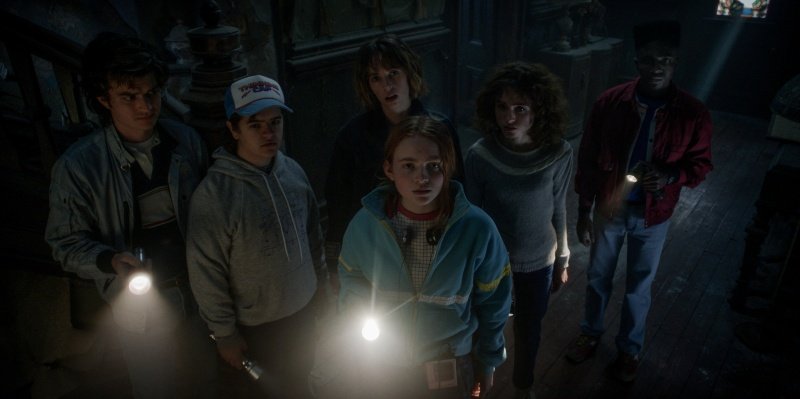 V. l.: Steve Harrington (Joe Keery), Dustin Henderson (Gaten Matarazzo), Robin Buckley (Maya Hawke), Max Mayfield (Sadie Sink), Nancy Wheeler (Natalia Dyer) und Lucas Sinclair (Caleb McLaughlin) – Bild: 2022 Netflix, Inc.