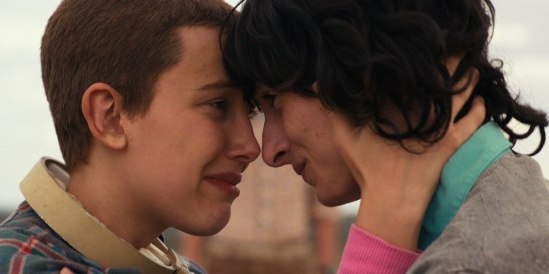 V. l.: Eleven (Millie Bobby Brown) und Mike Wheeler (Finn Wolfhard) – Bild: 2022 Netflix, Inc.