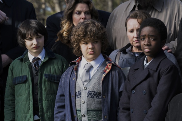 Cara Buono, Gaten Matarazzo, Caleb McLaughlin, Finn Wolfhard – Bild: Curtis Baker/​Netflix