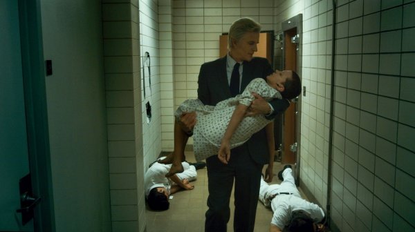 Millie Bobby Brown, Matthew Modine – Bild: Courtesy of Netflix