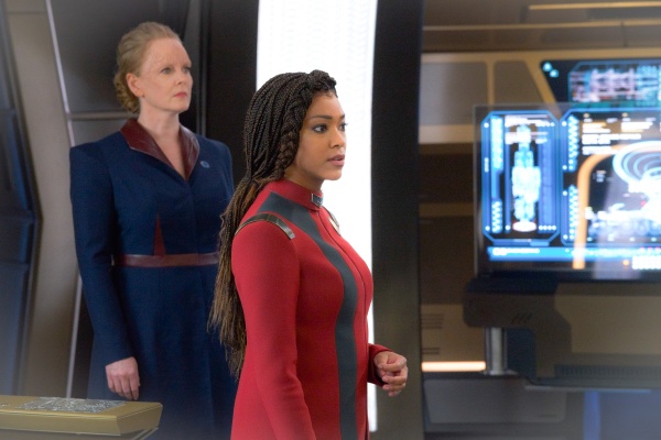 Präsidentin Laira Rillak (l.) beobachtet Captain Burnham – Bild: Michael Gibson /​ ViacomCBS