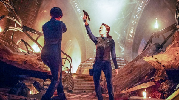 Michael hilft Captain Philippa Georgiou (r., Michelle Yeoh) – Bild: CBS