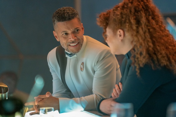 Hugh (Wilson Cruz) und Sylvia (Mary Wiseman) vergessen Zeit – Bild: John Medland /​ Paramount+