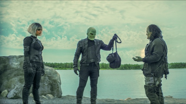 Moll (Eve Harlow) und L’ak (Elias Toufexis, M.) verhandeln – Bild: CBS Studios Inc. /​ Paramount+