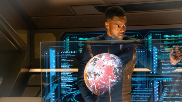 Lt. Bryce (Ronnie Rewe Jr.) ermittelt Daten über Kwejian – Bild: Paramount Pictures Germany