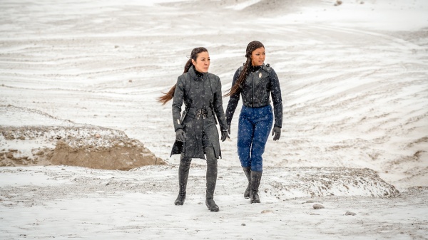 Michael (r.) begleitet Philippa auf den Planeten Dannus V – Bild: Paramount Pictures Germany