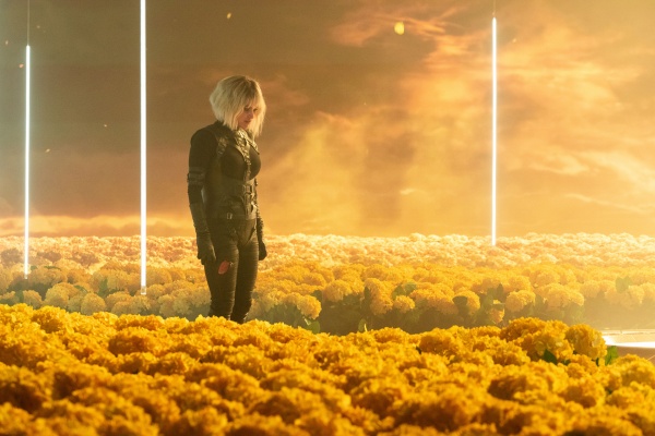 Moll (Eve Harlow) staunt über die Welt hinter dem Portal – Bild: Michael Gibson /​ Paramount+