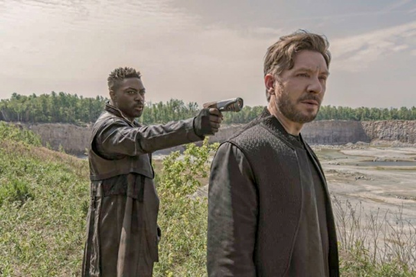 Wendet sich Book (l., David Ajala) gegen Ruon Tarka? – Bild: Michael Gibson /​ Paramount+