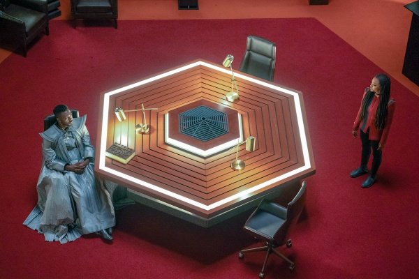 Trifft Book (David Ajala) hier Michael (Sonequa Martin-Green)? – Bild: Marni Grossman /​ Paramount+