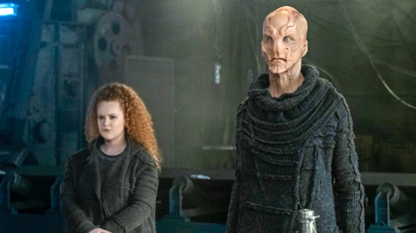 Sylvia Tilly (Mary Wiseman) und Saru trotzen der Gefahr – Bild: Michael Gibson /​ CBS