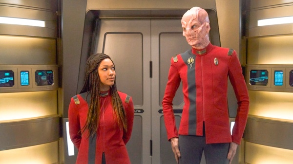 Michael und Saru überlegen, den Sporen-Antrieb einzusetzen – Bild: Michael Gibson /​ Paramount+