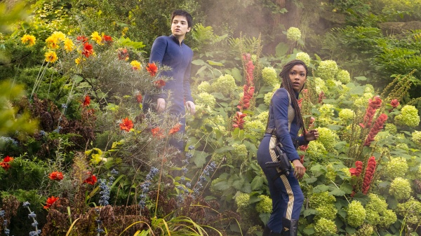 Adira (l.) und Michael (Sonequa Martin-Green) suchen Trills – Bild: Paramount Pictures Germany