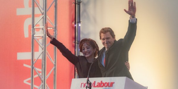 Tony Blair siegt an Seite seiner Frau Cherie (Lydia Leonard) – Bild: Keith Bernstein