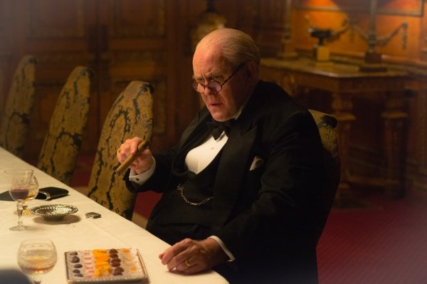 Pralinen warten auf Winston Churchill (John Lithgow) – Bild: Alex Bailey /​ Netflix