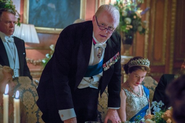 Winston Churchil (John Lithgow) dient seiner Königin – Bild: Alex Bailey /​ Netflix