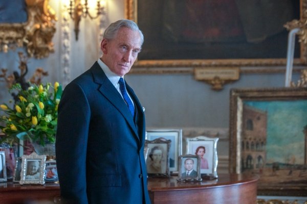 Lord Louis Mountbatten (Charles Dance) spielt falsch – Bild: Sophie Mutevelian /​ Netflix