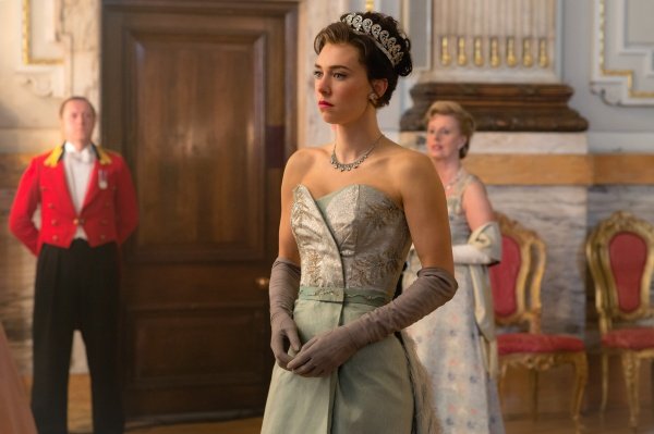 Bestürzt erreicht Margaret (Vanessa Kirby) die Gala – Bild: Alex Bailey /​ Netflix
