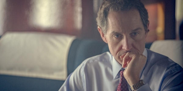 Premierminister Tony Blair (Bertie Carvel) grübelt – Bild: Des Willie /​ Netflix