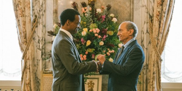 Mohamed Al-Fayed schätzt Sydney (Jude Akuwudike) – Bild: Ana Blumenkron