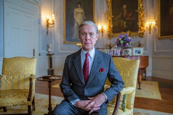 Der Duke of Windsor (Alex Jenning) kennt den Palast gut – Bild: Robert Viglasky /​ Netflix