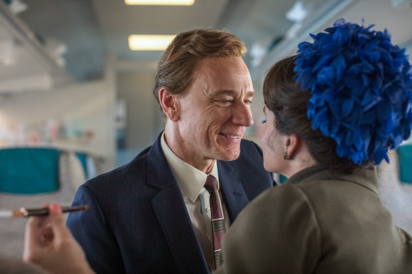 Margaret (Helena Bonham Carter) und Ehemann Tony reisen – Bild: Sophie Mutevelian /​ Netflix