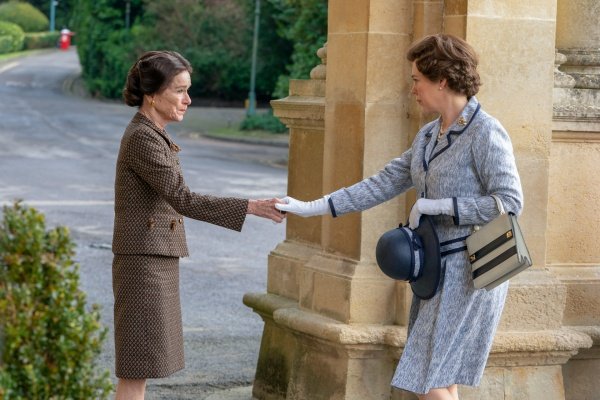 Die Queen reicht Wallis (Geraldine Chaplin) die Hand – Bild: Colin Hutton /​ Netflix