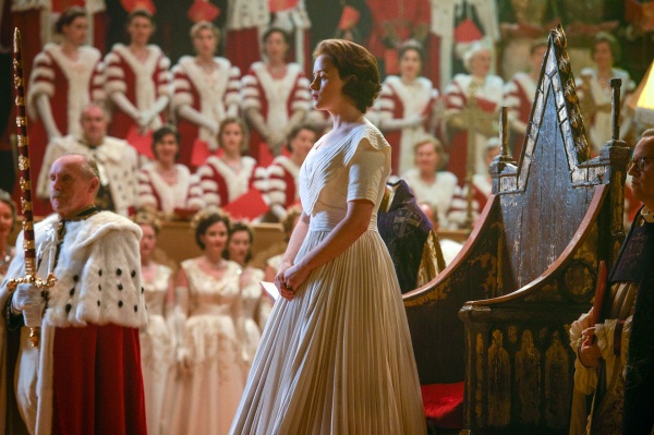 Elizabeth (Claire Foy) steht vor ihrer Krönung – Bild: Alex Bailey /​ Netflix