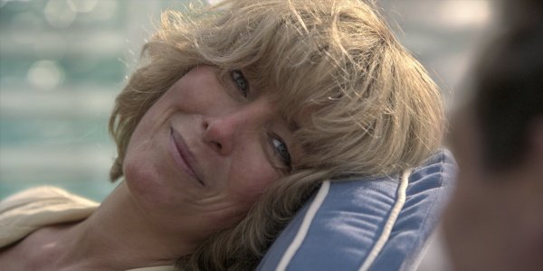 Camilla (Olivia Williams) leidet an ihrem miesen Image – Bild: Netflix